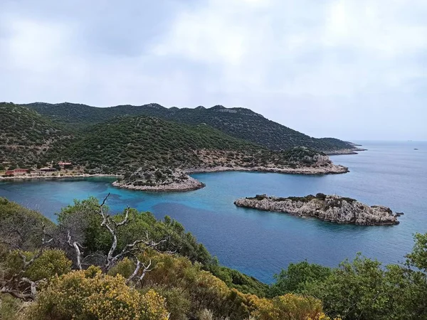 夏の地中海の美しい風景です イオニア海沿岸の岩礁の景色は — ストック写真