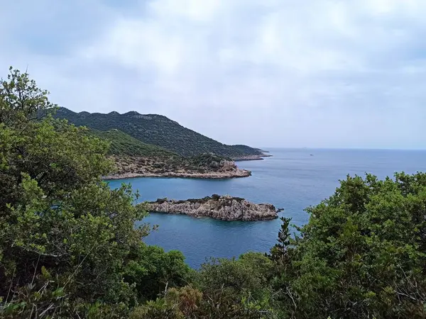 地中海美丽的风景 在爱奥尼亚海岸的岩石岛的景色 — 图库照片