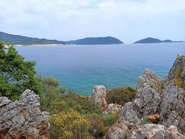地中海美丽的风景 在爱奥尼亚海岸的岩石岛的景色 — 图库照片
