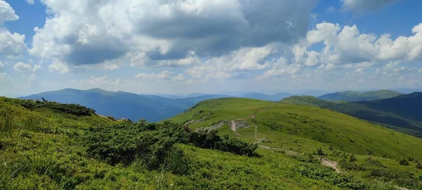 Krásná Krajina Horami Modrá Obloha — Stock fotografie