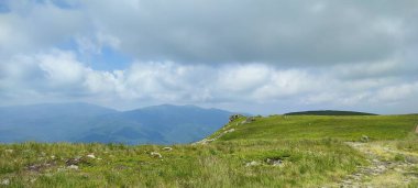 Dağları ve bulutları olan güzel bir manzara