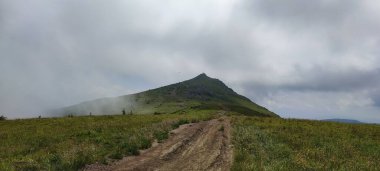 Bulutlu gökyüzü ile güzel bir manzara