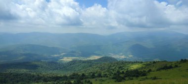 Dağları ve bulutları olan güzel bir manzara