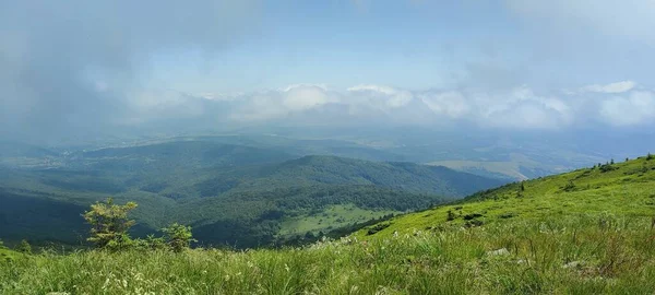 Красивый Пейзаж Горами Голубым Небом — стоковое фото