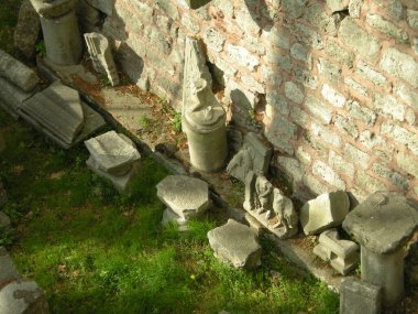 Antik Yunan figürleri ve taş