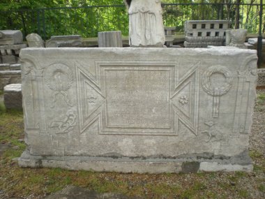 Antik Yunan figürleri ve taş