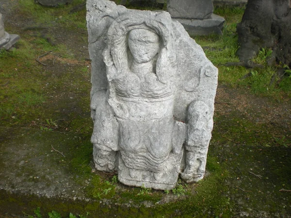 Antik Yunan figürleri ve taş