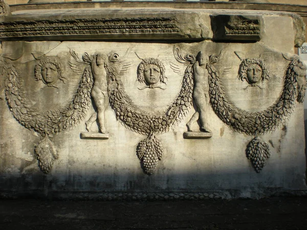 Antik Yunan figürleri ve taş