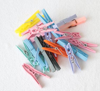 Beyaz arkaplanda renkli mandallar