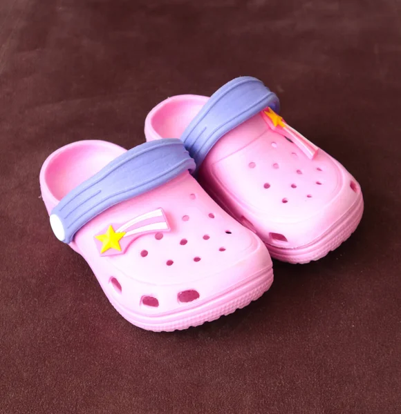 Pembe arka planda bebek ayakkabıları