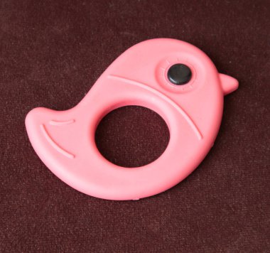 Beyaz arka planda pembe plastik oyuncak araba.