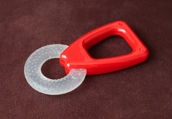 Ahşap arka planda kırmızı plastik oyuncak