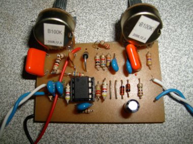 Bir elektrik prizinin arka planında çoklu metrenin yakın plan görüntüsü