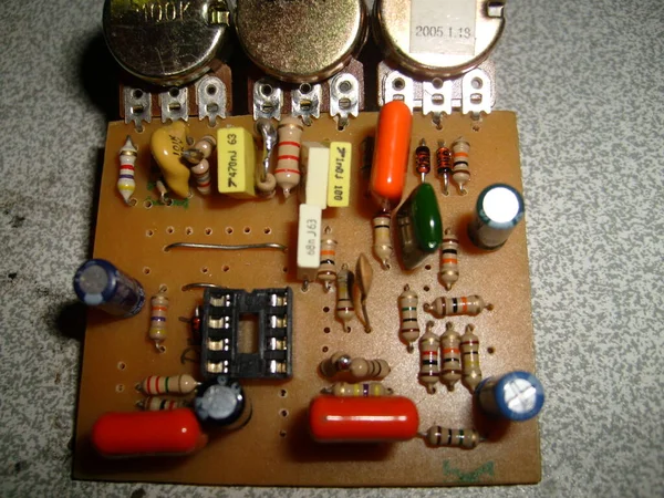 Çeşitli bileşenleri olan elektronik devre kartı