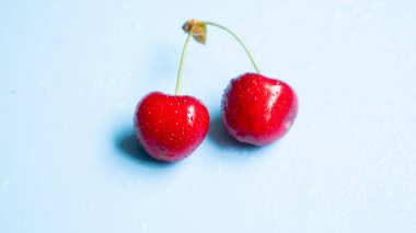 Beyaz arka planda taze kiraz meyveleri yakın plan