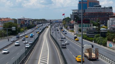 Köprü üzerinde trafik araçları ve gökyüzü