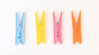 Beyaz arkaplanda plastik renkli kazıklar