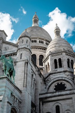 Vue exterieure de la Basilique du Sacre-Coeur a Montmartre sous un ciel bleu et clair, Paris, Fransa. Avrupa.