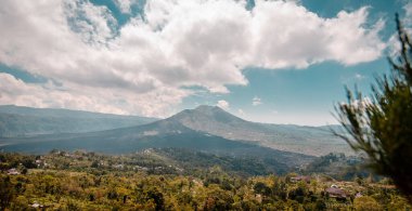 Batur Dağı ve Endonezya 'daki gölünün panoramik görüntüsü.
