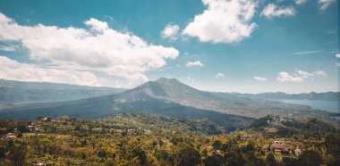 Batur Dağı ve Endonezya 'daki gölünün panoramik görüntüsü.