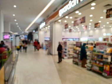 Alışveriş merkezindeki mağazanın içi soyut olarak bulanık. Bokeh light arka planlı. Odaklanamayan soyut arkaplan
