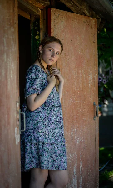 Uma Jovem Menina Vestido Uma Camisa Branca Com Uma Cerca — Fotografia de Stock