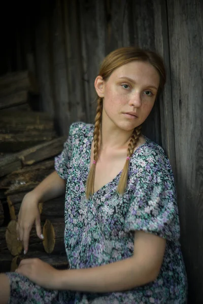 Ένα Νεαρό Κορίτσι Ένα Φόρεμα Ένα Λευκό Πουκάμισο Ξύλινο Φράχτη — Φωτογραφία Αρχείου