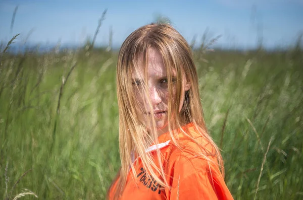 一名年轻美丽的乌克兰女孩 穿着橙色囚犯的衣服 从俄罗斯占领下获释后 — 图库照片