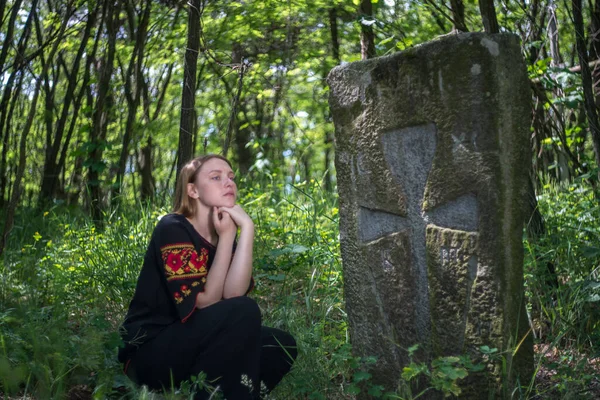 在Trakhtemirov村的Kotsatsky古墓旁 一位身穿乌克兰传统服装的美丽的乌克兰少女 — 图库照片