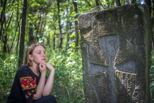 Uma Bela Jovem Ucraniana Roupas Tradicionais Ucranianas Perto Uma Antiga — Fotografia de Stock