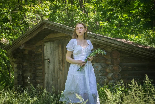 一位身穿乌克兰传统服装的美丽的乌克兰少女在田里 在特拉赫特米罗夫村开着花 — 图库照片