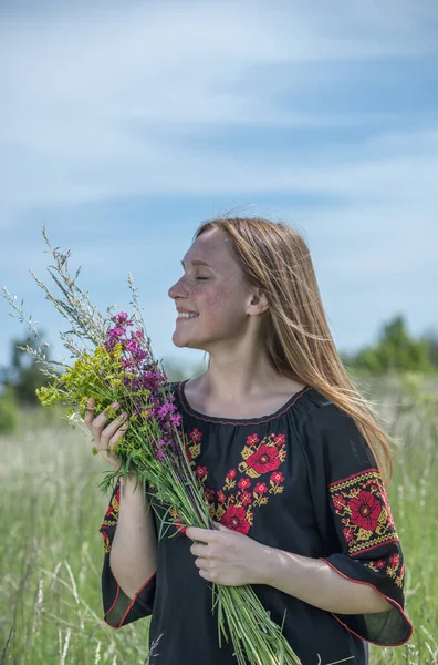 一位身穿乌克兰传统服装的美丽的乌克兰少女在田里 在特拉赫特米罗夫村开着花 — 图库照片