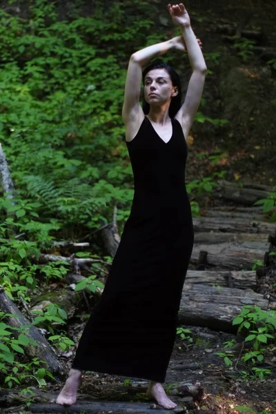 Een Mooi Meisje Een Elegante Jurk Poseert Het Bos — Stockfoto