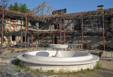Dmytrivka, Lugansk bölgesi Ukrayna-12 Haziran 2022: Ukrayna topçu birliği bir Rus askeri teçhizat konvoyunu ezdi.