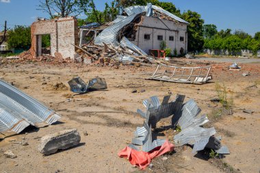 Rus işgalcilerden kurtulduktan sonra Kiev bölgesi. Her yerde yanmış arabalar, yıkılmış evler, mermi kovanları ve madenlerden gelen şarapnel parçaları vardı..
