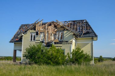 Rus işgalcilerden kurtulduktan sonra Kiev bölgesi. Her yerde yanmış arabalar, yıkılmış evler, mermi kovanları ve madenlerden gelen şarapnel parçaları vardı..