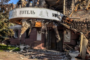Rus işgalcilerden kurtulduktan sonra Kiev bölgesi. Her yerde yanmış arabalar, yıkılmış evler, mermi kovanları ve madenlerden gelen şarapnel parçaları vardı..