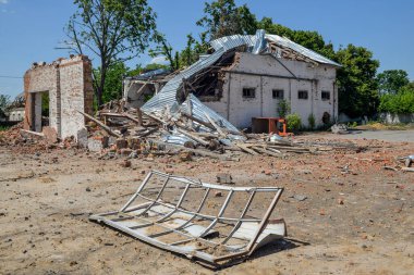 Rus işgalcilerden kurtulduktan sonra Kiev bölgesi. Her yerde yanmış arabalar, yıkılmış evler, mermi kovanları ve madenlerden gelen şarapnel parçaları vardı..