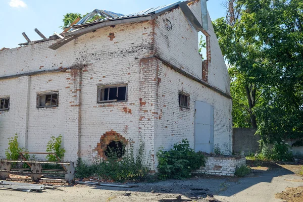 从俄国侵略者手中解放后的基辅地区 到处都是被地雷烧毁的汽车 破碎的房屋 弹壳和弹片 — 图库照片