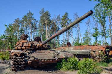 Dmytrivka, Lugansk bölgesi Ukrayna-12 Haziran 2022: Ukrayna topçu birliği bir Rus askeri teçhizat konvoyunu ezdi.