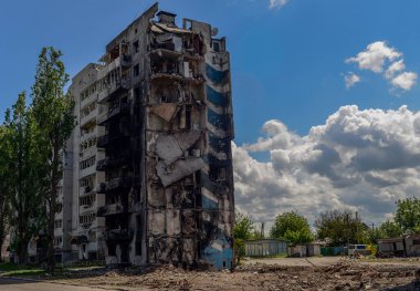 Rus ordusunun işgalinden sonra Kiev bölgesinin Borodyanka kenti. Hava saldırılarından sonra yıkılmış evler, arabalara ateş edilmiş ve geniş çaplı yıkım.... 
