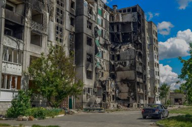 Rus ordusunun işgalinden sonra Kiev bölgesinin Borodyanka kenti. Hava saldırılarından sonra yıkılmış evler, arabalara ateş edilmiş ve geniş çaplı yıkım.... 