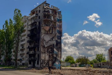 Rus ordusunun işgalinden sonra Kiev bölgesinin Borodyanka kenti. Hava saldırılarından sonra yıkılmış evler, arabalara ateş edilmiş ve geniş çaplı yıkım.... 