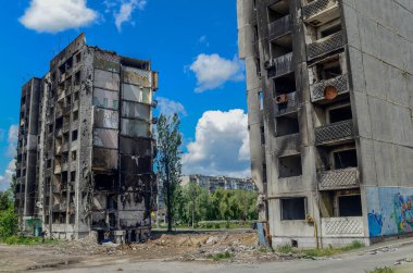 Rus ordusunun işgalinden sonra Kiev bölgesinin Borodyanka kenti. Hava saldırılarından sonra yıkılmış evler, arabalara ateş edilmiş ve geniş çaplı yıkım.... 