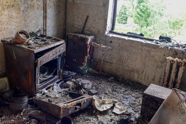 Rus ordusunun işgalinden sonra Kiev bölgesinin Borodyanka kenti. Hava saldırılarından sonra yıkılmış evler, arabalara ateş edilmiş ve geniş çaplı yıkım.... 