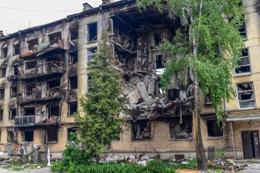 Kiev yakınlarındaki Gostomel askeri kasabası Rus işgalciler tarafından yok edildi. Bir zamanların temiz yeşil köyünden görüntüler dehşet verici: Bombardıman ve yangınlar, yıkılmış yollar ve köprüler ve bozulmuş arabalar tarafından yıkılan evler..