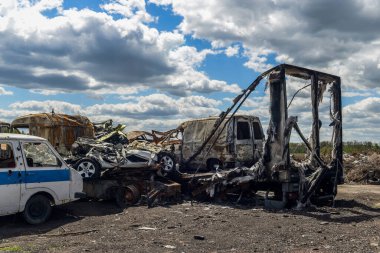 Kiev yakınlarındaki Bucha şehri Rus işgalciler tarafından yok edildi. Bir zamanların temiz yeşil nüfuslu şehrinin görüntüleri dehşet verici: Bombardıman ve yangınlar, yıkılmış yollar ve köprüler, yıkılmış arabalar, tanklar, terk edilmiş hayvanlar..