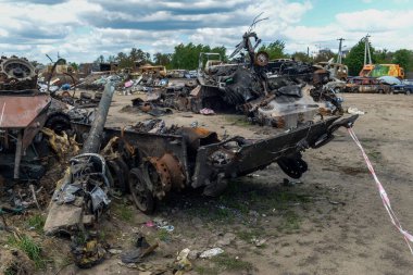 Kiev yakınlarındaki Bucha şehri Rus işgalciler tarafından yok edildi. Bir zamanların temiz yeşil nüfuslu şehrinin görüntüleri dehşet verici: Bombardıman ve yangınlar, yıkılmış yollar ve köprüler, yıkılmış arabalar, tanklar, terk edilmiş hayvanlar..