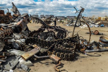 Kiev yakınlarındaki Bucha şehri Rus işgalciler tarafından yok edildi. Bir zamanların temiz yeşil nüfuslu şehrinin görüntüleri dehşet verici: Bombardıman ve yangınlar, yıkılmış yollar ve köprüler, yıkılmış arabalar, tanklar, terk edilmiş hayvanlar..