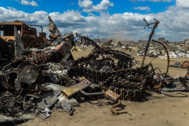Kiev yakınlarındaki Bucha şehri Rus işgalciler tarafından yok edildi. Bir zamanların temiz yeşil nüfuslu şehrinin görüntüleri dehşet verici: Bombardıman ve yangınlar, yıkılmış yollar ve köprüler, yıkılmış arabalar, tanklar, terk edilmiş hayvanlar..
